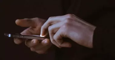 Stire din Eveniment : Atenție la noua metodă de fraudă. Escrocii îți cer ajutorul pentru telefon și îți fură datele
