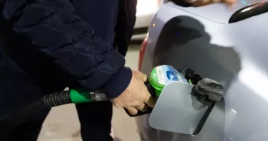 Stire din Economie : Carburanți în creștere. Benzină, motorină și GPL mai scumpe de luni, 6 aprilie 2026