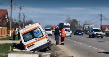 Stire din Eveniment : Salvare în șanț. Ambulanță implicată într-un accident cu patru răniți