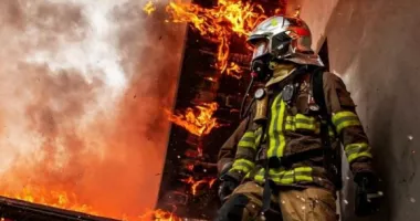 Stire din Eveniment : Drama unei nopți de coșmar. Om al străzii prins în flăcări, salvat de SMURD