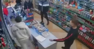 Stire din Eveniment : Incident într-un magazin. O angajată a fost agresată, iar un bărbat a fost arestat preventiv