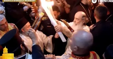 Stire din Actualitate : Lumina Sfântă s-a aprins la Ierusalim. Ceremoniile de Paște revin la normal după restricții