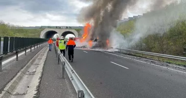 Stire din Eveniment : Incendiu pe autostradă. Un camion cu fructe a ars, iar șoferul a fost preluat cu atac de panică
