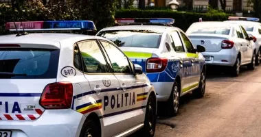 Stire din Eveniment : Incident șocant: un individ a atacat un magazin și a avariat o autospecială de poliție