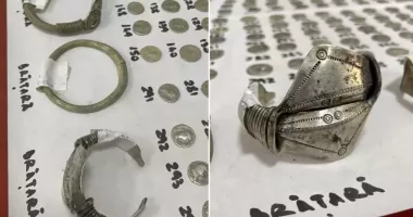 Stire din Cultură-Educație : Tezaur antic descoperit întâmplător. Sute de monede romane și bijuterii vechi de aproape 2.000 de ani