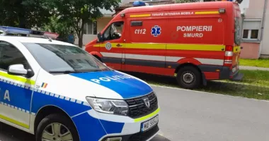 Stire din Eveniment : O femeie a murit după ce mașina în care se afla a căzut de pe o pasarelă în urma unui impact cu un camion