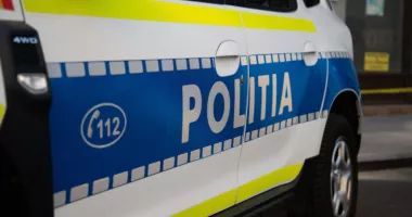 Stire din Eveniment : Bărbat cu comportament agitat s-a tăiat cu maceta! A fost imobilizat de polițiști și transportat la spital