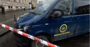 Polițiștii și trupele speciale au intervenit după un scandal în București. Autospecială de poliție avariată, mai multe persoane duse la audieri