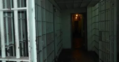Stire din Eveniment : Haos în arestul poliției: celulele s-au umplut, iar deținuții sunt mutați în alte județe din cauza supraaglomerării