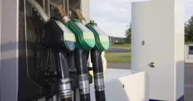 Stire din Economie : Avertisment dur pentru șoferi. Prețul motorinei explodează din nou, se apropie de 10 lei