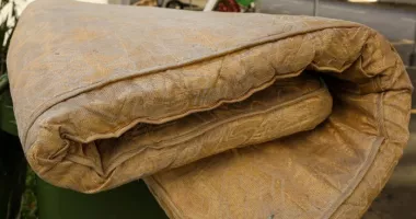 Stire din Actualitate : A aruncat o saltea la gunoi și a descoperit că înăuntru erau 50.000 de euro în bani și bijuterii