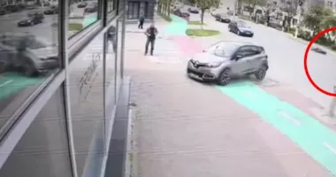 Stire din Eveniment : Șofer de 67 de ani lovește un motociclist și intră cu mașina într-o frizerie după un accident în lanț