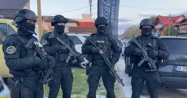 Stire din Eveniment : Razie de amploare în Vama Veche de 1 Mai. Controale în plină distracție pe plajă și în cluburi