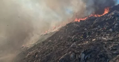 Stire din Eveniment : Incendiu uriaș la o groapă de gunoi. Fompierii au luptat ore întregi cu focul
