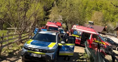 Stire din Eveniment : Clipe de groază! Un copil de 2 ani, implicat într-un accident cu mașină răsturnată