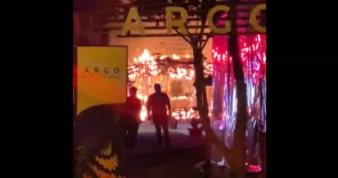 Stire din Eveniment : Incendiu puternic la un beach bar din Mamaia! Pompierii intervin de urgență