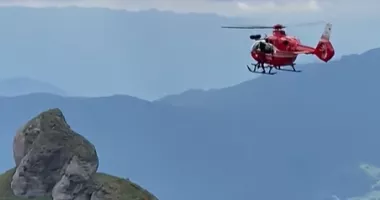 Turistă de 55 de ani, preluată cu elicopterul de pe un traseu montan
