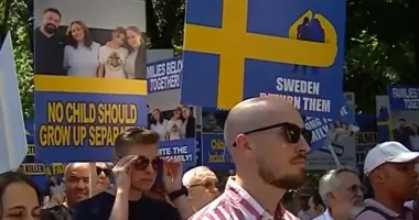 Familia Samson își caută dreptatea după trei ani de separare. Protest la Ambasada Suediei din București