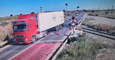 Stire din Eveniment : Imagini șocante la Dorobanțu! Un șofer de TIR a rupt bariera și a trecut peste calea ferată