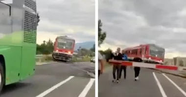 Momente de panică după ce un autobuz cu zeci de pasageri a rămas blocat pe calea ferată