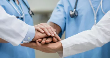 Doi medici, trimiși în judecată după ce ar fi implantat stimulatoare cardiace prelevate de la decedați