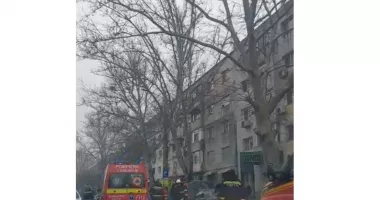Stire din Eveniment : Autoturism cuprins de flăcări pe strada Soveja din Constanța. Intervenție ISU Dobrogea