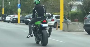 Stire din Eveniment : Motociclistul surprins în stațiunea Mamaia când făcea cascadorii, a fost depistat de polițiști!