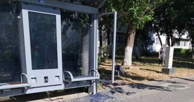 Stire din Eveniment : Bărbat prins în flagrant, când vandaliza o stație de autobuz de pe bulevardul Alexandru Lăpușneanu