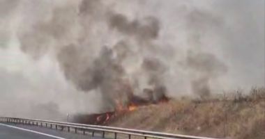 Stire din Eveniment : Alertă între Medgidia și Valea Dacilor! Vegetația uscată de pe câmp a luat foc