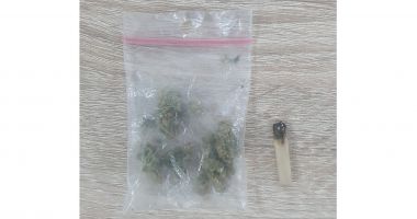 Stire din Eveniment : Doi tineri ce fumau canabis în Vama Veche au fost depistați de jandarmi