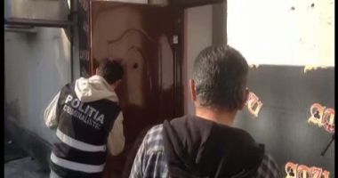 Stire din Eveniment : Jaf armat la o sală de jocuri de noroc! Hoții, printre care și "Moș Crăciun", au fugit cu 40.000 de lei