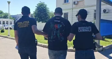 Furt la Costinești și tâlhărie la Constanța. Tânărul suspect a fost prins de autorități