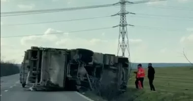 Stire din Eveniment : Camion răsturnat între Poarta Albă și Nazarcea. O persoană rănită