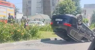 Accident rutier pe bulevardul Mamaia din Constanța. Două autoturisme au fost implicate