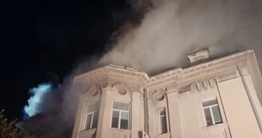 FOTO-VIDEO. ARDE ARHIEPISCOPIA CONSTANȚEI! Pompierii intervin CONTRACRONOMETRU pentru a stinge FOCUL DEVASTATOR - 3