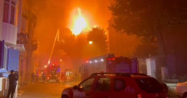 FOTO-VIDEO. ARDE ARHIEPISCOPIA CONSTANȚEI! Pompierii intervin CONTRACRONOMETRU pentru a stinge FOCUL DEVASTATOR - 4