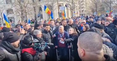 Stire din Actualitate : Călin Georgescu a ajuns la protest în cârje. "Am avut o mică intervenție la genunchi"