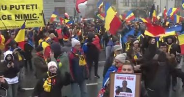 Stire din Eveniment : Unii dintre manifestanți au aruncat cu sticle de apă în forțele de ordine, la protestul organizat de AUR