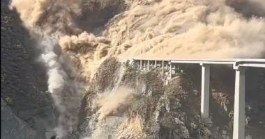 Stire din Actualitate : Momentul în care un pod nou din China se prăbușește și distruge autostrada către Tibet