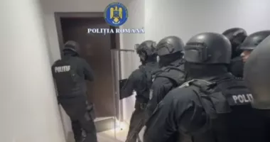 Intervenție în forță a mascaților. Un bărbat cu un cuțit s-a baricadat în casă şi ameninţa că îşi face rău