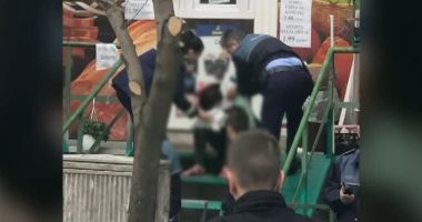 Stire din Eveniment : ALERTĂ! Femeie înjunghiată, în plină stradă, de soțul său. Acesta a vrut să se sinucidă