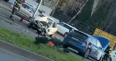 Stire din Eveniment : UPDATE Accident rutier pe bulevardul Mamaia. Două autoturisme s-au lovit