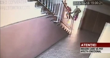 Stire din Eveniment : Polițistul pedofil, filmat când agresa alte trei FETIȚE într-o scară de bloc