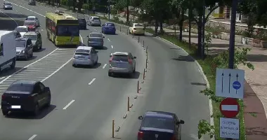 Șoferii care circulă ilegal pe benzile de autobuz, filmați de camere. Poliția Locală anunță controale