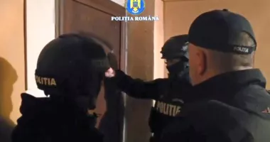 Stire din Eveniment : Lovitură dată escrocilor care trimiteau SMS-uri false. Descinderi și la malul mării