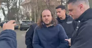 Stire din Eveniment : Bărbatul acuzat de ultraj, luat la întrebări în fața Judecătoriei Constanța