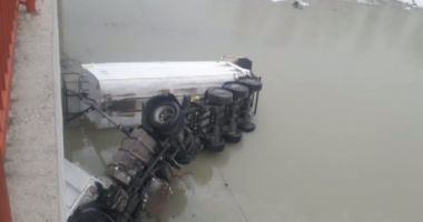 Un camion a căzut de pe un pod, de la aproximativ 10 metri