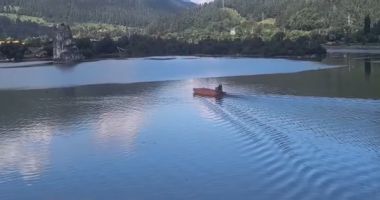 Stire din Actualitate : Apele Române anunţă că după trei săptămâni lacul Izvorul Mureşului a fost curăţat de buştenii aduşi de viituri
