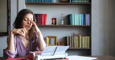 Stire din Actualitate : Cum a transformat o scriitoare AI-ul într-o mașină de succes editorial