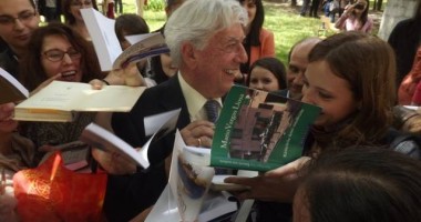 Stire din Diverse : Laureat al Premiului Nobel, Mario Vargas Llosa a fost sufocat de admiratoarele din România
